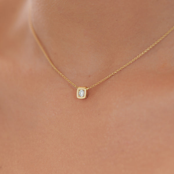 Simplicité cushion pendant in gold and diamond