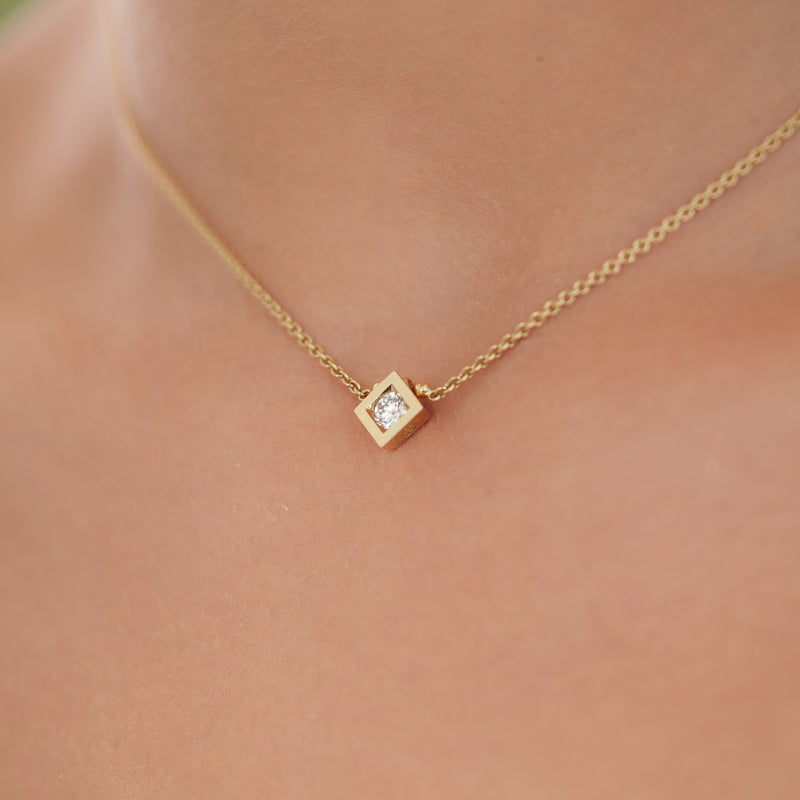 Simplicité diamond pendant in gold and diamond